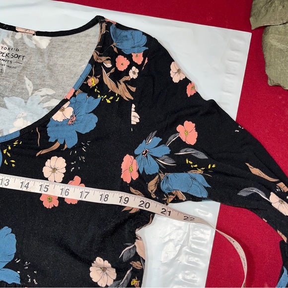 Torrid 1 BLUE floral TUNIC long Sleeve high waist scoop neck strrtchy knit shirt - Picture 8 of 14
